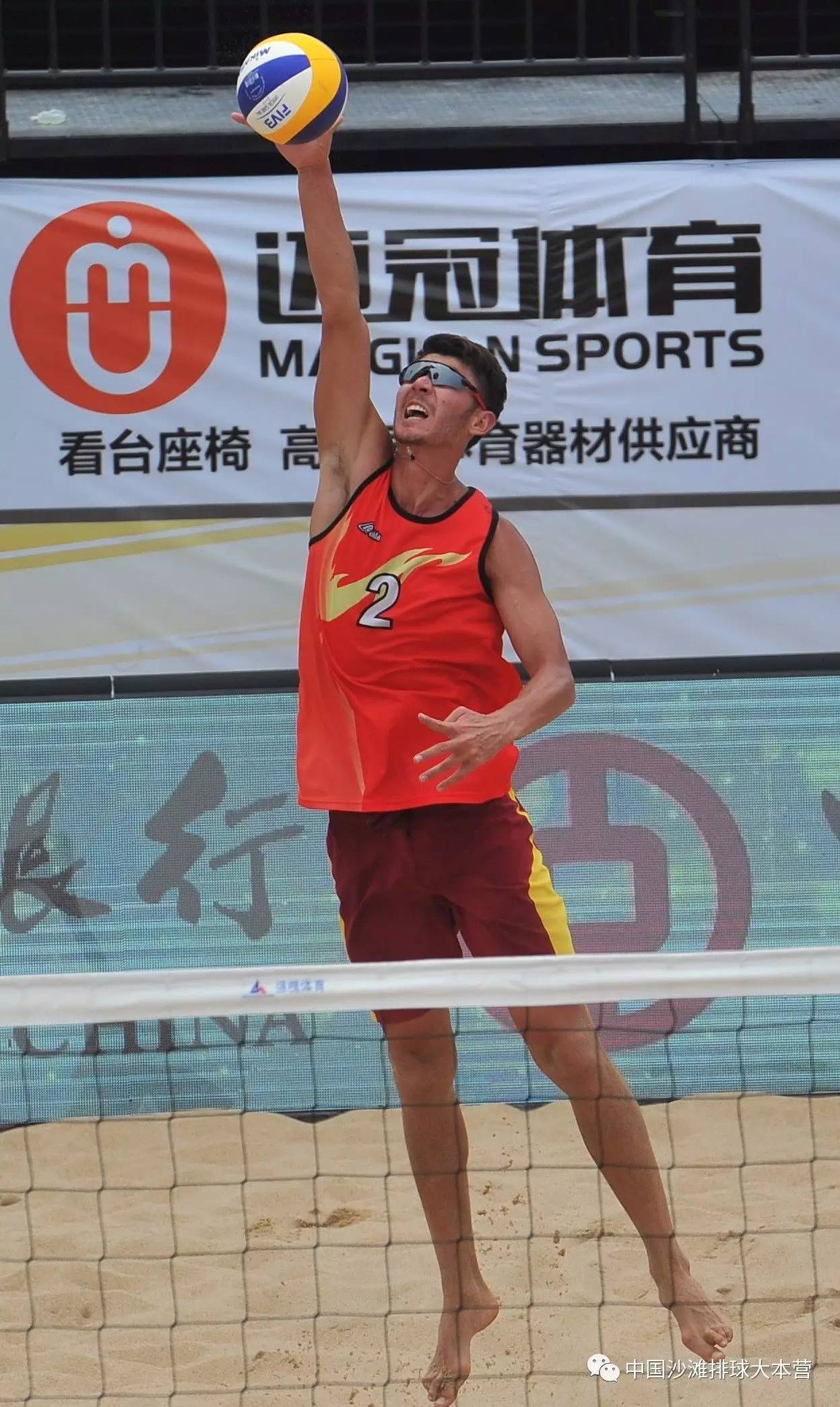 包含大师赛巅峰对决！北城独角兽队小胜塞北鲨队队，排球赛场再起波澜；禁区内连续解围的词条