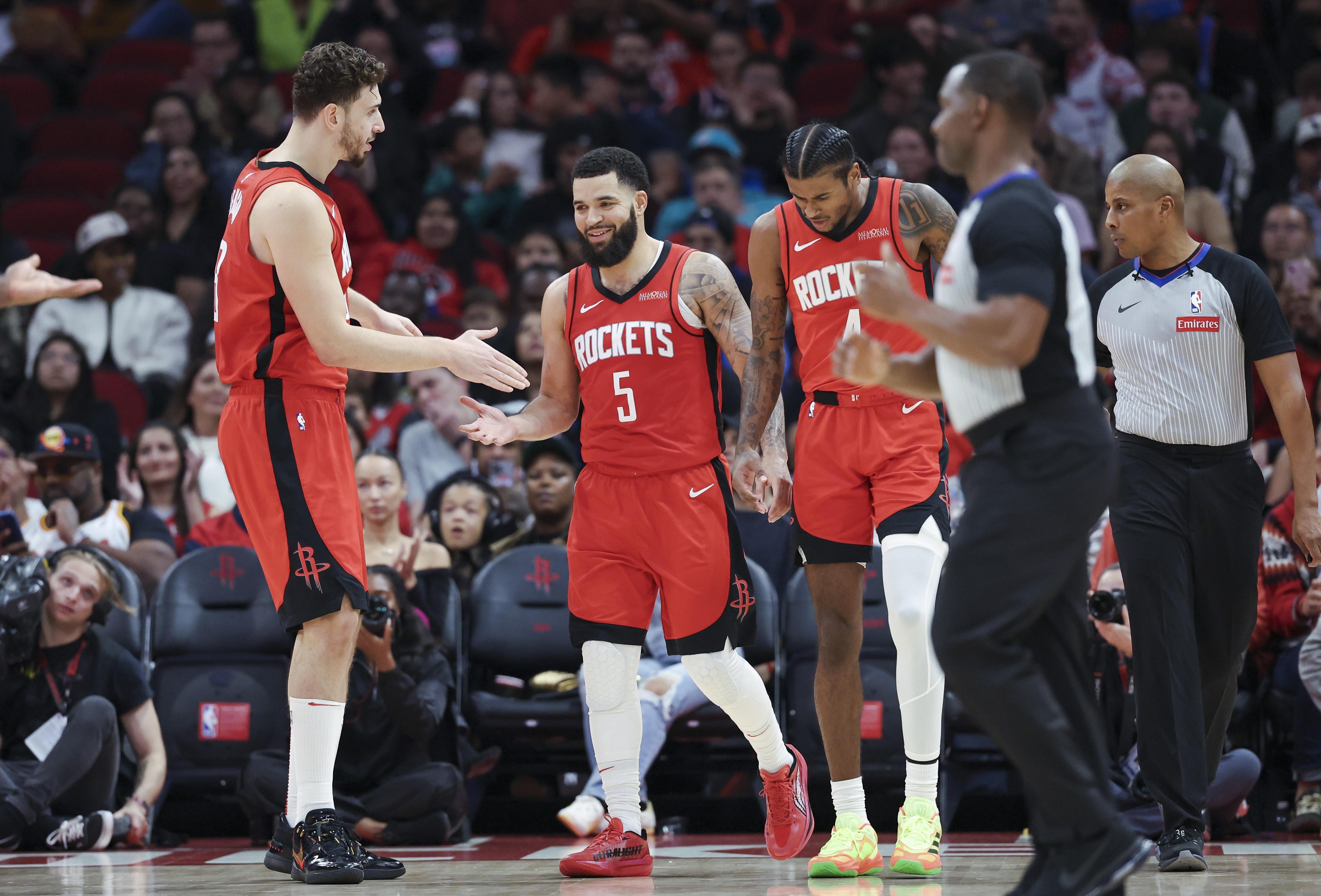 足球赛场再起风云：齐鲁赤兔队失利中原火箭队，赛场气氛火爆团队防守值得称道(形容足球赛场上的气氛)