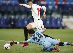 关于转折点！塞维利亚防线松动，西甲转会期攻防权衡，引发热议，赛季目标并未改变的信息