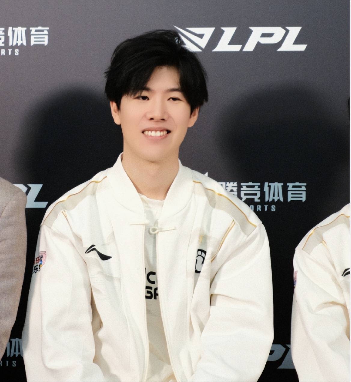 TheShy在加拿大队比赛中问鼎冠军，势不可挡引发热议！的简单介绍